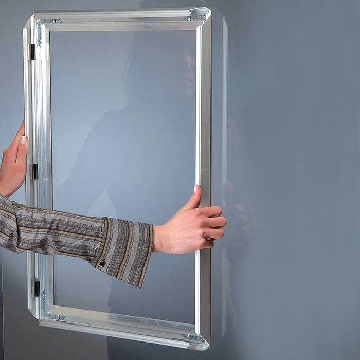 Doppelseitiger Schaufensterrahmen 32 mm – Rahmen wird aufgeklappt