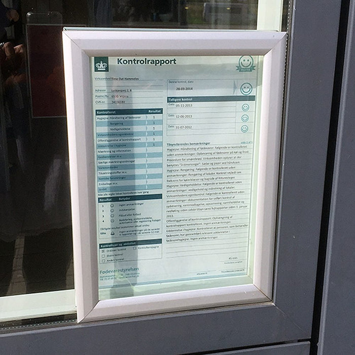 Doppelseitiger Schaufensterrahmen 32 mm – Einsatzbeispiel am Fenster