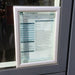 Doppelseitiger Schaufensterrahmen 32 mm – Einsatzbeispiel am Fenster