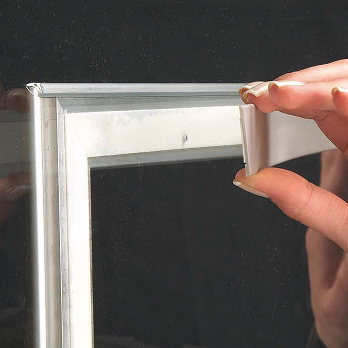 Doppelseitiger Schaufensterrahmen 32 mm – Transparente Frontfolie über dem Plakat