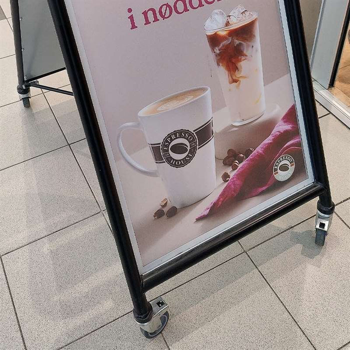 A1 Kundenstopper Rahmen mit integrierter Logoplatte für Filialwerbung in schwarz