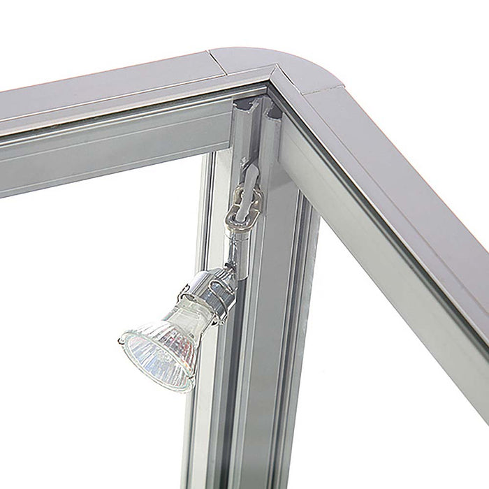 LED-Spot an der Ecke der Show-Vitrine Duo Tisch in Silber, Detailansicht