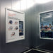 Sicherheitsrahmen 42 mm in Silber – Einsatzbeispiel: Plakate im Aufzug