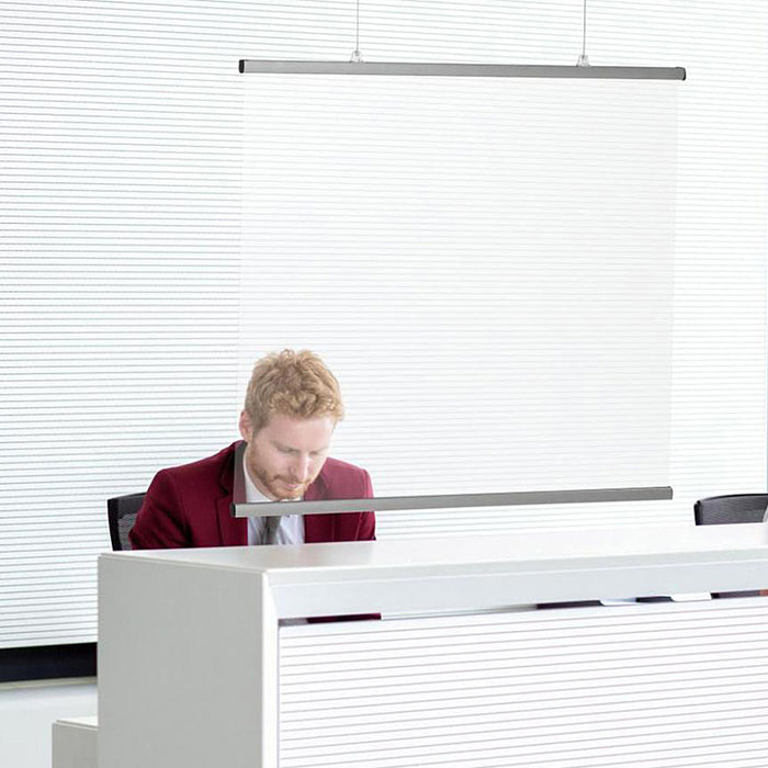 Hängender Spuckschutz am Arbeitsplatz als Einsatzbeispiel