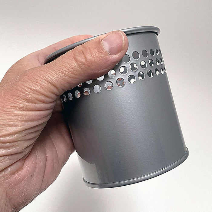 Stifthalter aus Stahl in der Hand gehalten