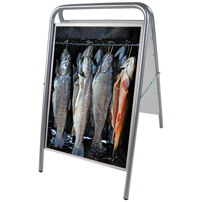 Strassenständer Expo Sign Lux A1 vor Geschäft zur Bewerbung von Angeboten