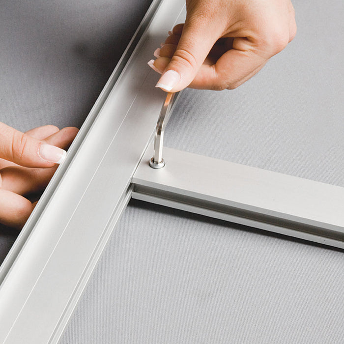 Detailansicht des 50 mm Aluminiumprofils der Ocean Frame Textilmessewand