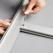 Detailansicht des 50 mm Aluminiumprofils der Ocean Frame Textilmessewand