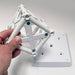 Montage eines weißen CROWN TRUSS 10 Traversenfußes