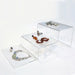 Transparentes Acryl-Treppenpodest mit drei Stufen zur Präsentation von Schmuck und Accessoires.
