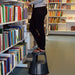 Tritthocker Lift im Einsatz am Bücherregal in der Bibliothek