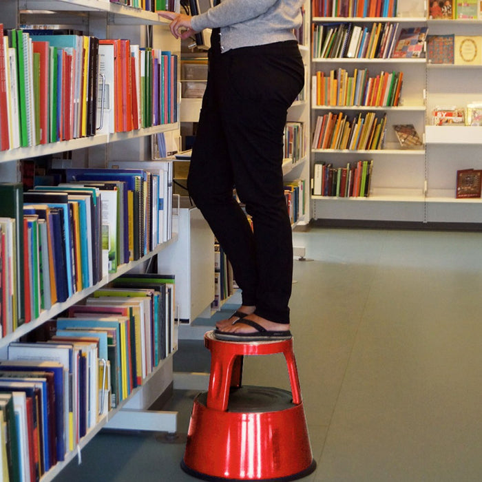 Roter Tritthocker Lift im Einsatz vor dem Regal