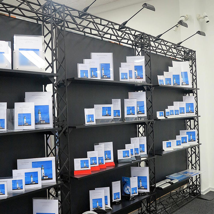 Truss Banner Wall als Regalsystem im Showroom Display Aufbau Beispiel