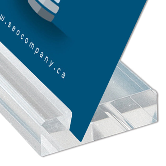 Detailaufnahme des Acrylblocks mit eingefrästem Kartenschlitz