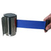 Silberner Wand-Gurtspender mit blauem Absperrgurt in geöffneter Ansicht