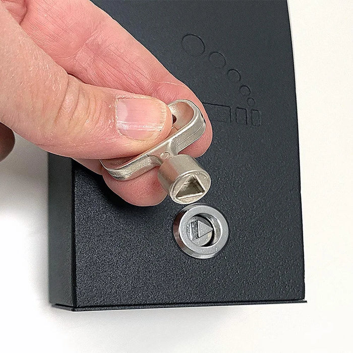 Kompakter Wandascher mit Schloss und Schlüssel