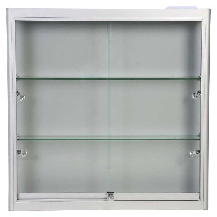 Silberne Wandvitrine mit Glasablagen, LED-Beleuchtung und abschließbaren Schiebetüren in der Frontalansicht