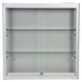 Silberne Wandvitrine mit Glasablagen, LED-Beleuchtung und abschließbaren Schiebetüren in der Frontalansicht