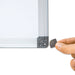 Detailansicht der verdeckten Wandbefestigung am Whiteboard