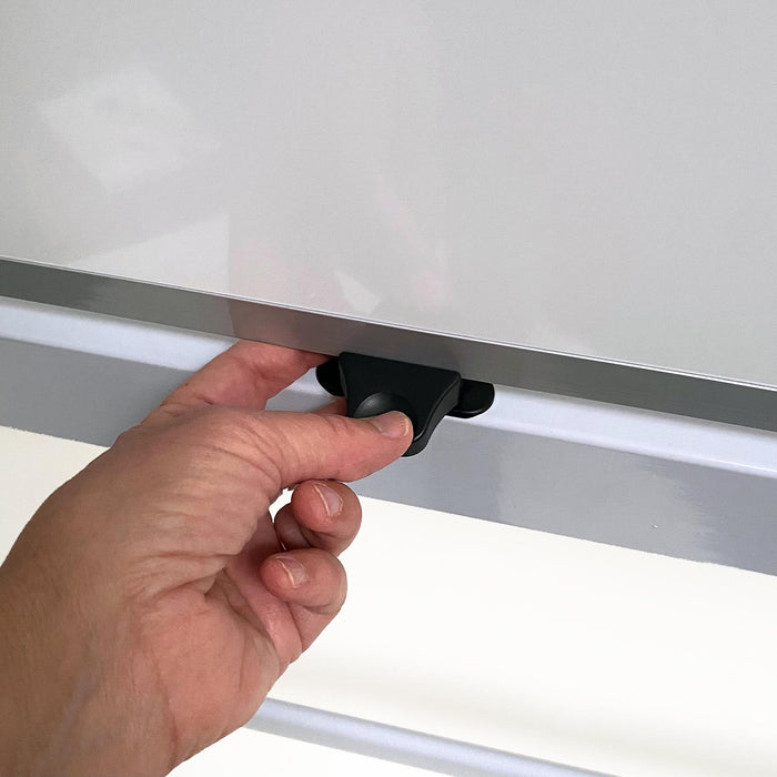 Detailaufnahme der Arretierung zum sicheren Fixieren der drehbaren Whiteboardfläche