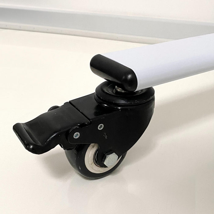 Feststellbare Lenkrolle für sicheren Stand und einfachen Transport des mobilen Whiteboards