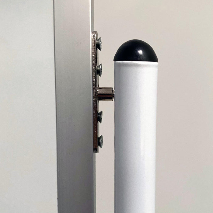 Seitenansicht der stabilen Drehachse und Rahmenkonstruktion des mobilen Whiteboards