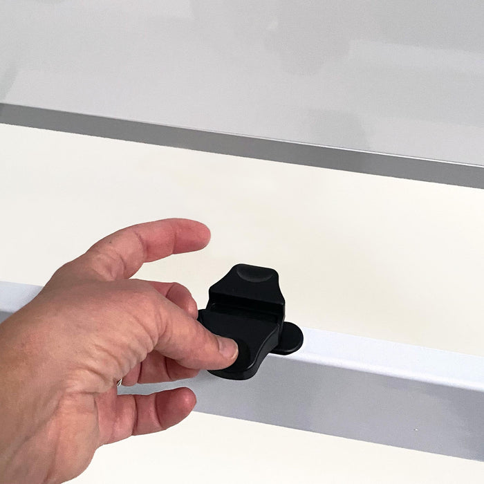 Praktische Verriegelung für die sichere Nutzung und Drehfunktion des mobilen Whiteboards