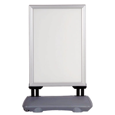 Entspiegelte APET Frontplatte im Aluminium Klapprahmen gegen Wasser geschützt