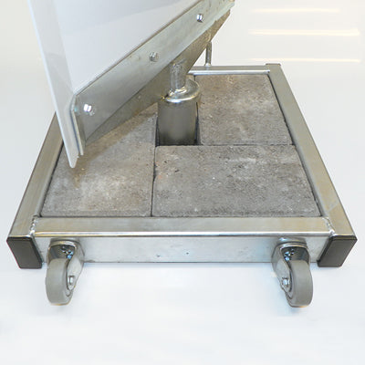 Detailansicht des sturmfesten Standfußes mit integrierten Betonplatten beim Spin Sign Outdoor