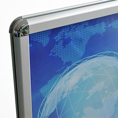 Abgerundete Rahmenecken am windfesten Kundenstopper