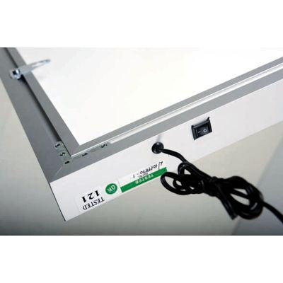 Einfache Montage des LED Leuchtkastens ohne Rahmen durch Einspannen des Banners-Detail6