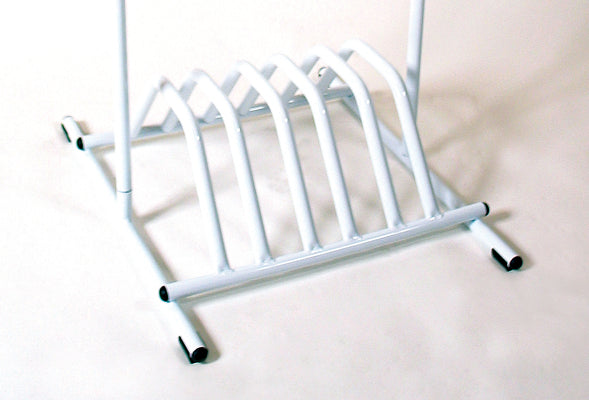 Detailansicht der Rollen und Standfüße des mobilen Fahrradständers Expo Gotik