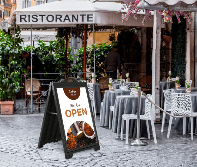 Kunststoff Kundenstopper A1 vor Restaurant im Außenbereich