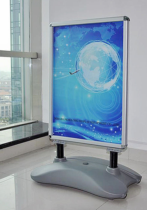 Windfester Gehwegaufsteller mit Wasserfuß und Aluminiumrahmen