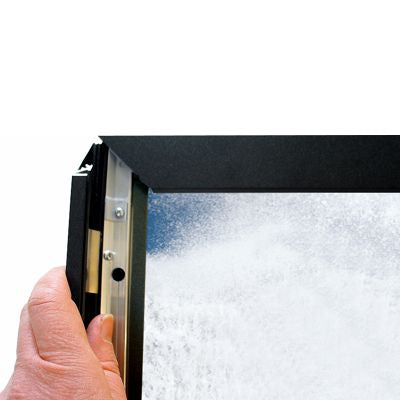 Detailansicht des 33 mm Klapprahmens mit Gehrungsecken am LED-Leuchtkasten