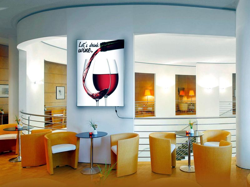Rahmenloser LED Leuchtkasten mit brillanter Werbewirkung im Café oder Hotel