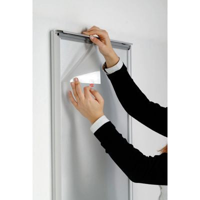 Einseitiger LED Posterrahmen mit homogener Ausleuchtung, ideal für Shops, Hotels, Messen und Restaurants