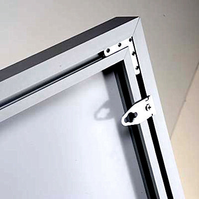 Detailansicht des rahmenlosen LED Textilspannrahmens aus Aluminium für Banner