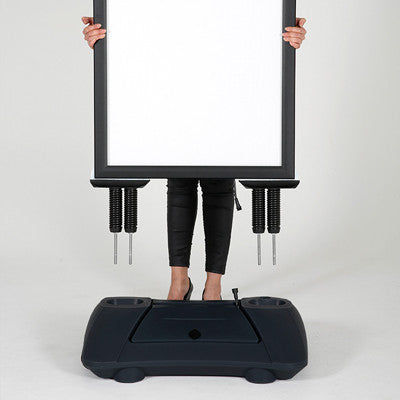 Leuchtender LED Kundenstopper A1 als Werbeträger-Der Leuchtrahmen wird einfach auf den Wassertank aufgesetzt