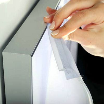 Einfache Montage des LED Leuchtkastens ohne Rahmen durch Einspannen des Banners