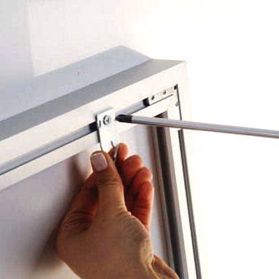 infache Montage des LED Leuchtkastens ohne Rahmen durch Einspannen des Banners und festschrauben