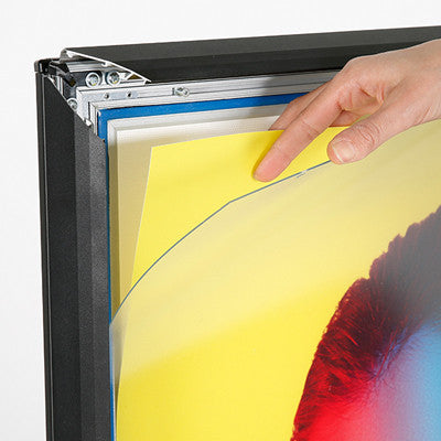 Einfacher Plakatwechsel durch Klapprahmen beim LED Kundenstopper mit Wasserfuß