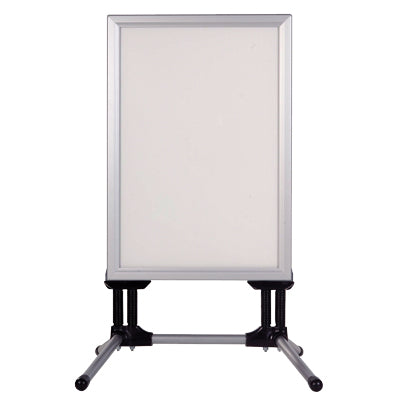 Rückseite des windfesten Kundenstoppers mit stabiler Konstruktion und pulverbeschichteten Beinen