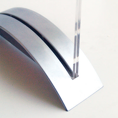 Speisekartenhalter Rocket mit silbernem Standfuß am Tresen