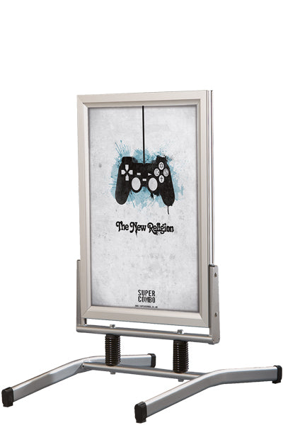 Wetterfester Straßenständer Wind Line Lux mit stahlverstärkter Federaufhängung für hohe Standfestigkeit bei Wind und Regen