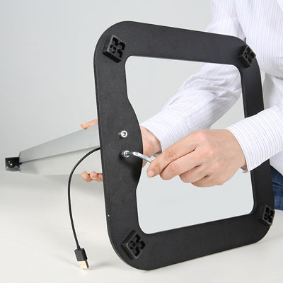 Verschrauben der Bodenplatte am Alu-Tablet-Staender