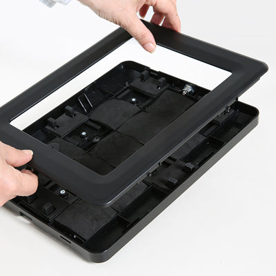 Aufsetzen der Tablet-Halterung im letzten Aufbau Schritt