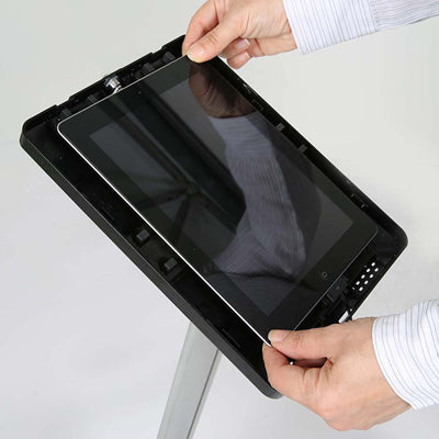 Aufsetzen der Tablet-Halterung im letzten Aufbau Schritt