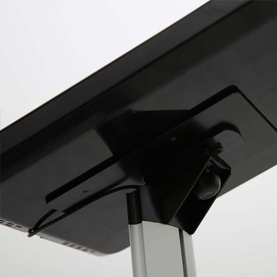 Kabel fuehrt intern durch Standrohr zur versteckten Stromversorgung