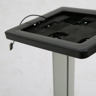 Infoterminal ohne eingesetztem Tablet fuer Produktpraesentation